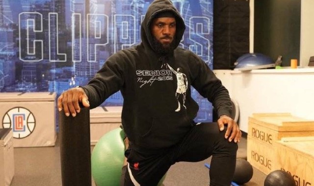 詹姆斯在快船老训练馆开练 配文:绝不能说我不努力