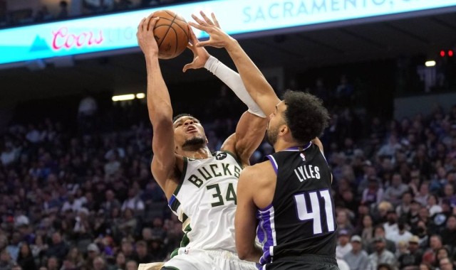 字母哥32+17+3德罗赞空砍22分 雄鹿胜国王