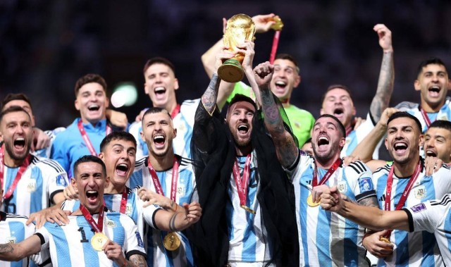 阿尔瓦雷斯：与梅西合影是我梦寐以求的时刻！看不出对皇马点球违例的理由！