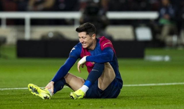 记者：莱万可能无法参加国王杯决赛，甚至出战欧冠半决赛也存疑