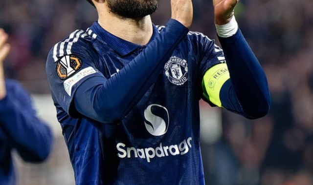 布鲁诺反击记者：你懂规则吗？曼联欧联杯争议红牌事件