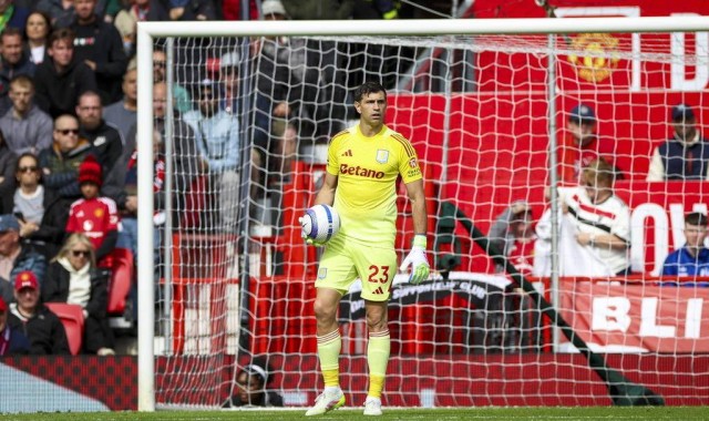 曼联寻门难，难于上青天！多纳鲁马明确拒绝，奥纳纳的“灾难”还要演多久？