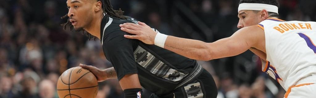 布克18分卡斯尔16+10 邓恩26+11太阳轻取马刺