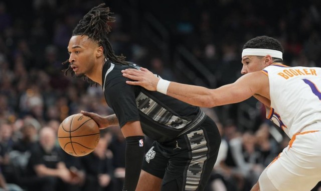 布克18分卡斯尔16+10 邓恩26+11太阳轻取马刺